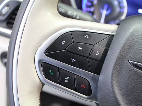 Used 2017 Chrysler Pacifica Limited w/ UConnect Theater Package image 10