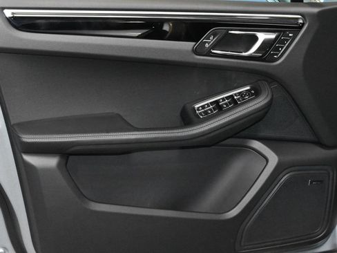 Certified 2026 Porsche Macan AWD/4WD image 6