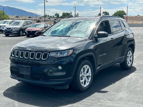 Used 2024 Jeep Compass Latitude AWD/4WD image 8