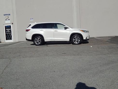 Used 2015 Toyota Highlander Plus FWD image 2