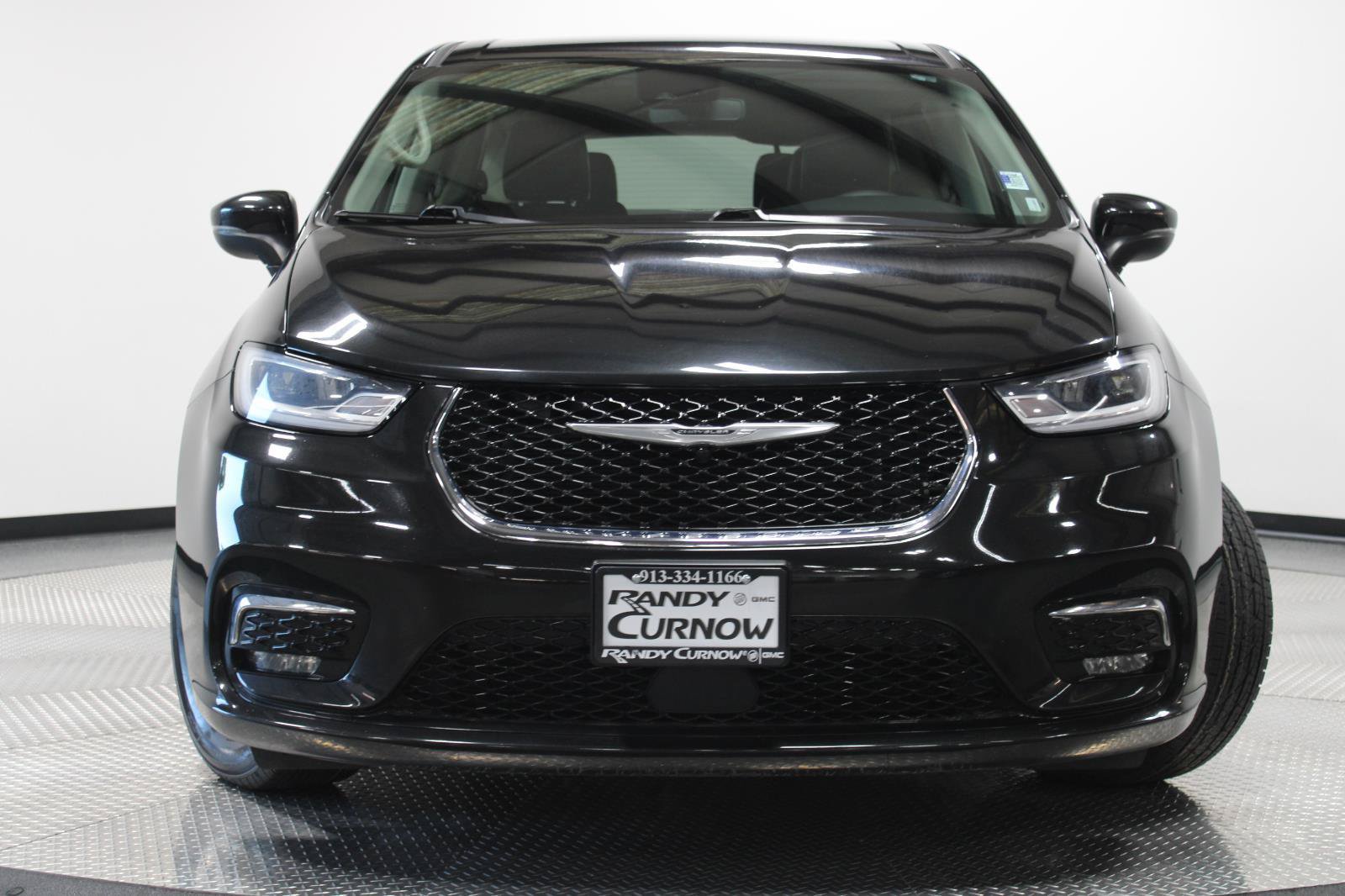 Used 2023 Chrysler Pacifica Touring-L FWD image 2