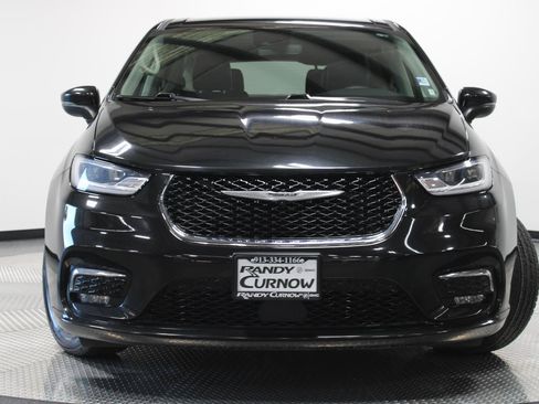 Used 2023 Chrysler Pacifica Touring-L FWD image 2