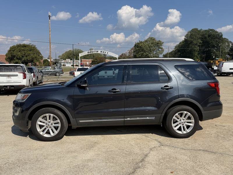 Used 2017 Ford Explorer XLT w/ Equipment Group 202A FWD image 2