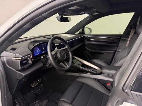 Certified 2025 Porsche Macan Turbo Electric AWD/4WD image 4