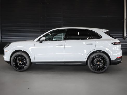 Certified 2024 Porsche Cayenne AWD/4WD image 2