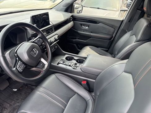 Used 2025 Honda Pilot TrailSport image 5