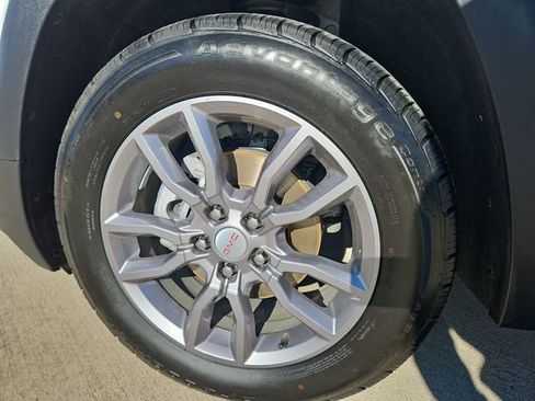 Used 2024 GMC Terrain SLT image 30