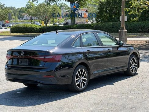 Used 2025 Volkswagen Jetta SE FWD image 4