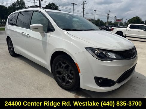 Used 2019 Chrysler Pacifica Limited w/ S Appearance Package FWD image 2