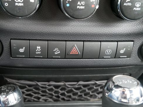 Used 2016 Jeep Wrangler Unlimited Sahara image 27