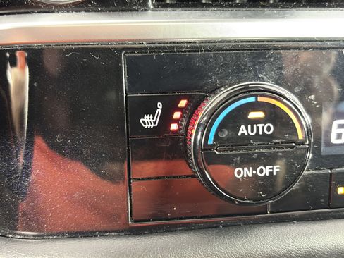 Used 2022 Nissan Pathfinder SV w/ SV Premium Package AWD/4WD image 25