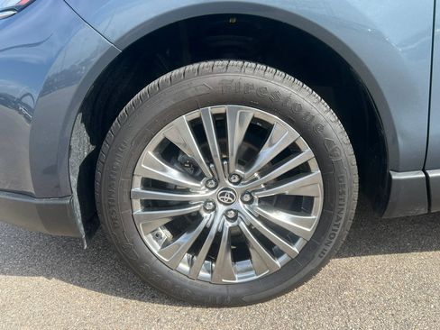 Used 2024 Toyota Venza XLE AWD/4WD image 17