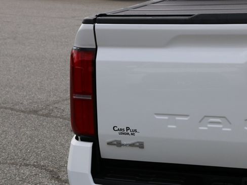 Used 2025 Toyota Tacoma SR5 AWD/4WD image 5