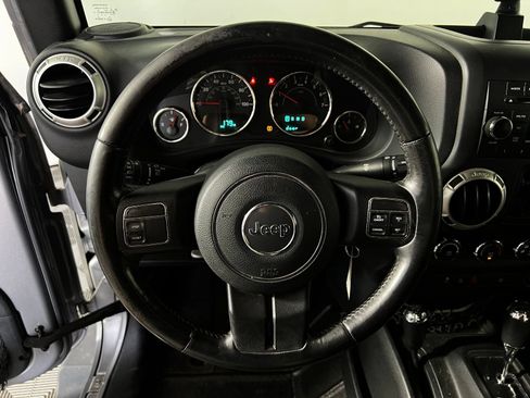 Used 2018 Jeep Wrangler Unlimited Sahara AWD/4WD image 9