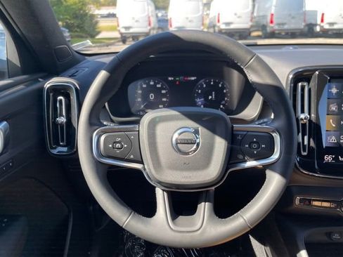 Used 2022 Volvo XC40 T5 Inscription w/ Climate Package image 32