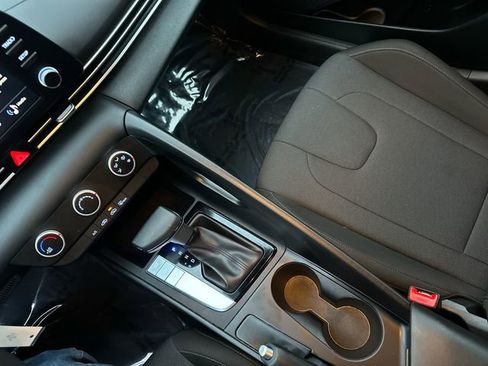 Used 2025 Hyundai Elantra SE image 33