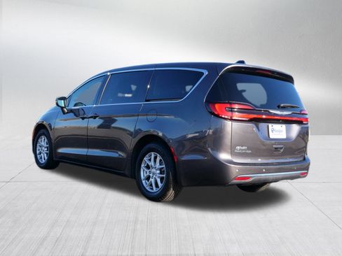 Used 2023 Chrysler Pacifica Touring-L image 5