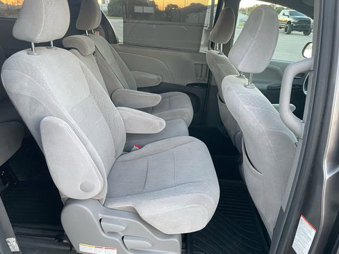 Used 2017 Toyota Sienna LE image 20