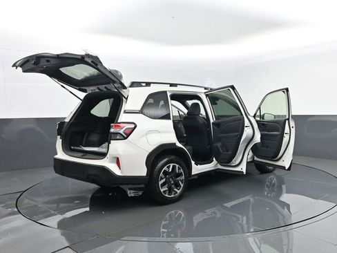 Used 2025 Subaru Forester Premium image 30