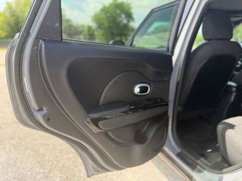 Used 2015 Kia Soul ! w/ Sun & Sound Package FWD image 12