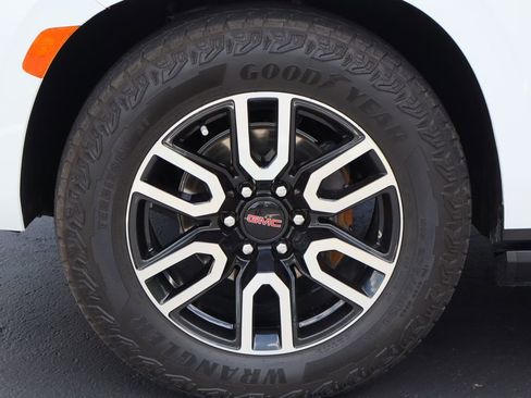 Certified 2024 GMC Yukon AT4 w/ AT4 Premium Plus Package AWD/4WD image 38