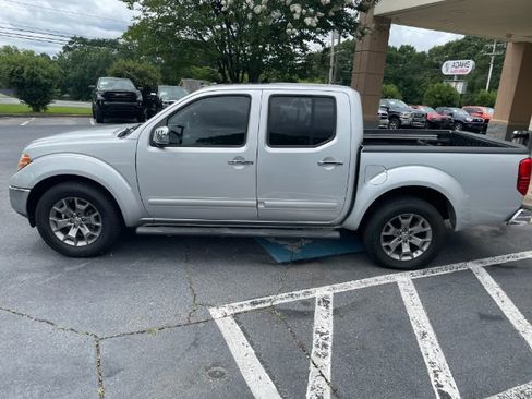Used 2019 Nissan Frontier SL image 3
