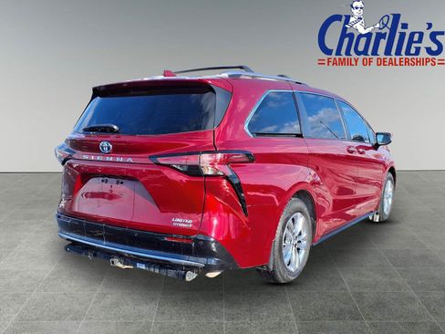 Certified 2023 Toyota Sienna Limited image 4