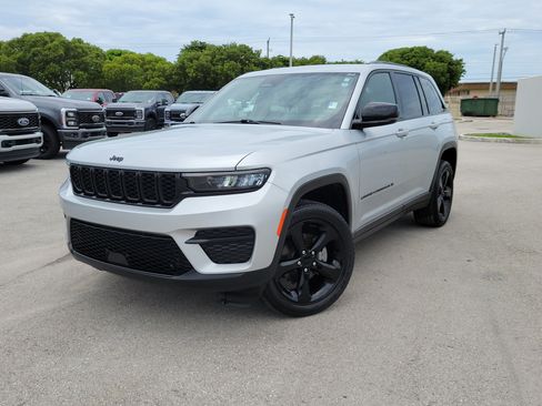 Used 2023 Jeep Grand Cherokee Altitude AWD/4WD image 1