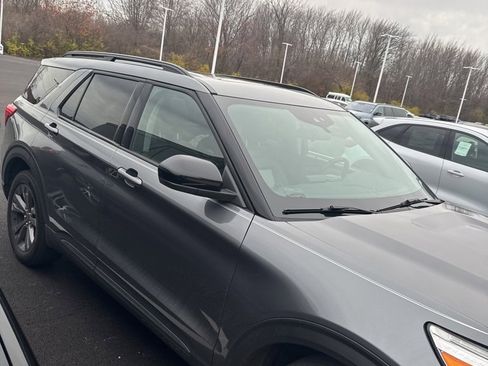 Used 2022 Ford Explorer XLT w/ Equipment Group 202A image 7