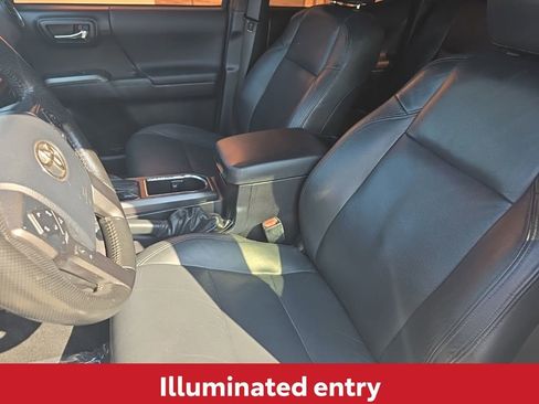 Used 2016 Toyota Tacoma TRD Off-Road w/ Premium & Technology Package image 13