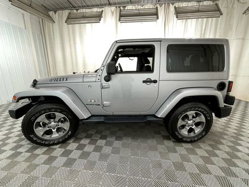 Used 2018 Jeep Wrangler Sahara w/ Connectivity Group AWD/4WD image 12