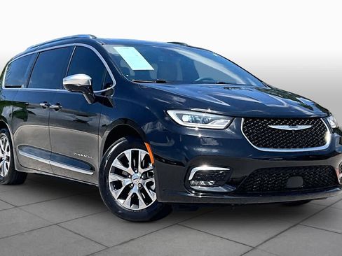 Used 2023 Chrysler Pacifica Pinnacle FWD image 3