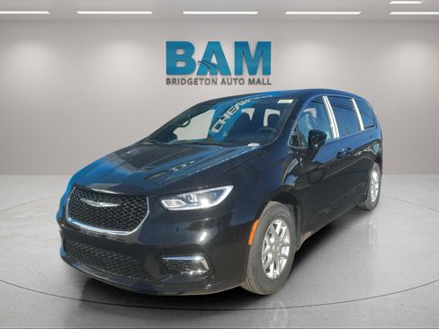 New 2026 Chrysler Pacifica Select image 2