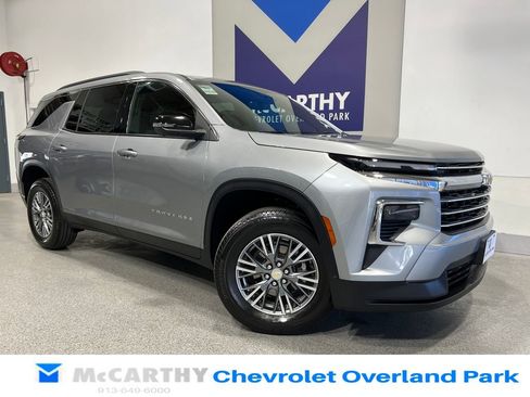 Used 2024 Chevrolet Traverse LT w/ Trailering Package FWD image 1