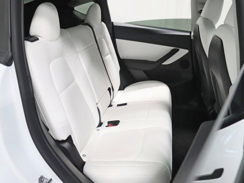 Used 2022 Tesla Model Y Long Range image 30