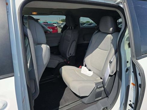 Used 2024 Toyota Sienna LE AWD/4WD image 11