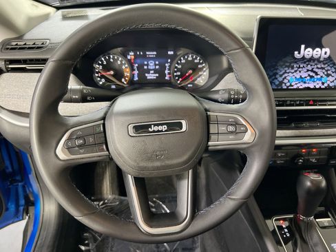 Used 2022 Jeep Compass Latitude w/ Sun and Sound Group AWD/4WD image 11