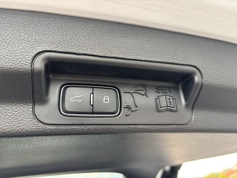 Used 2020 Ford Explorer XLT image 19