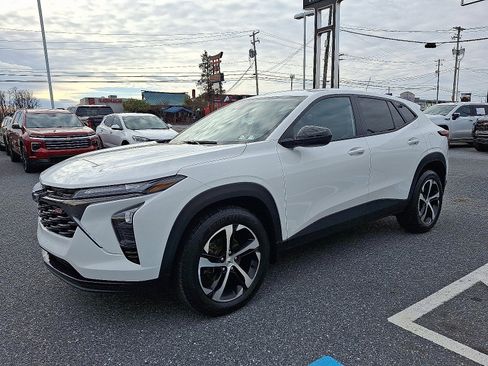 Certified 2025 Chevrolet Trax RS w/ Sunroof Package image 3