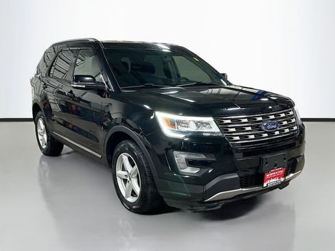 Used 2016 Ford Explorer XLT image 3