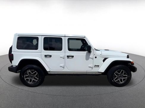 Used 2025 Jeep Wrangler Unlimited Sahara AWD/4WD image 16