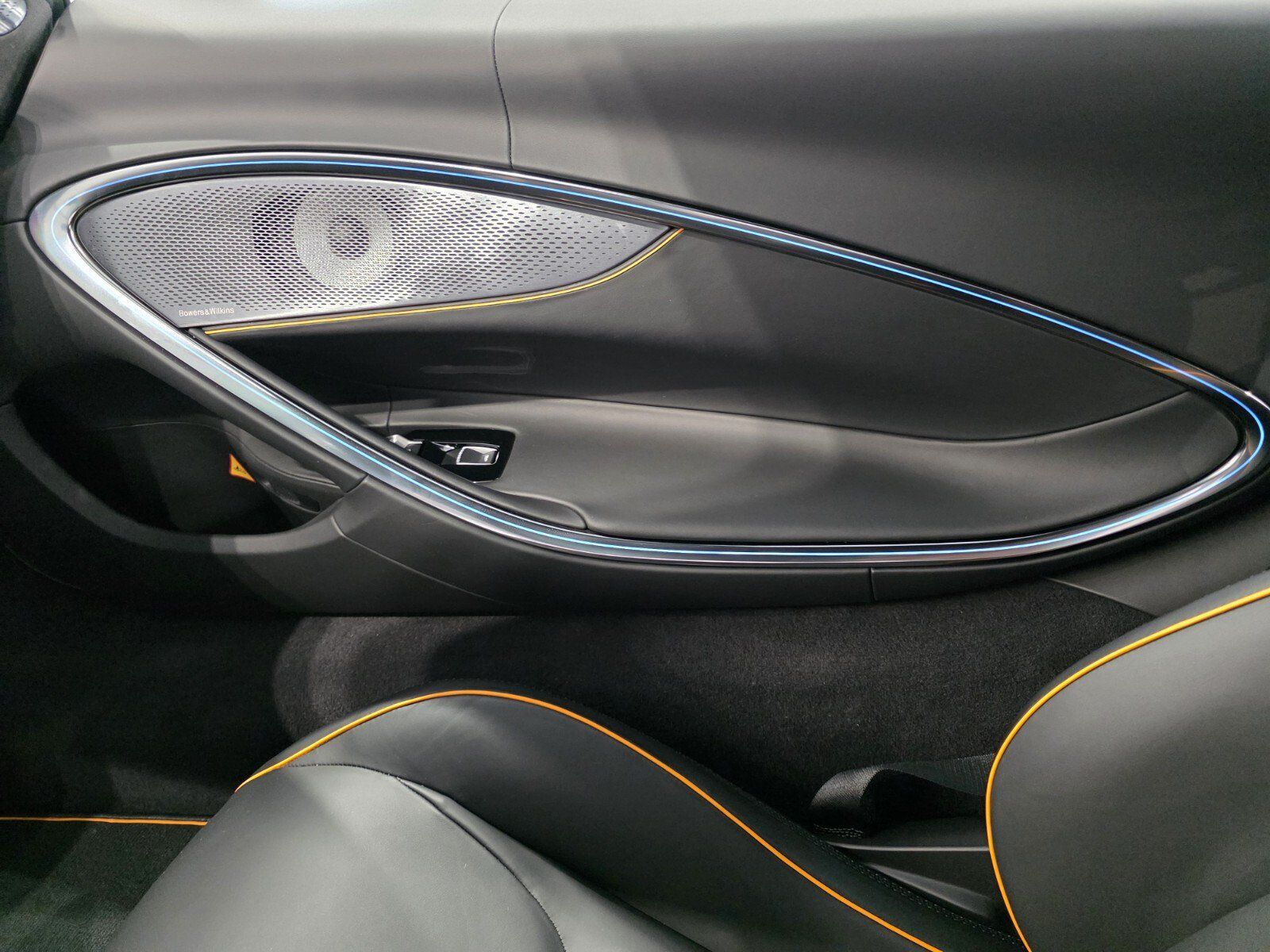 Used 2025 McLaren Artura RWD image 15