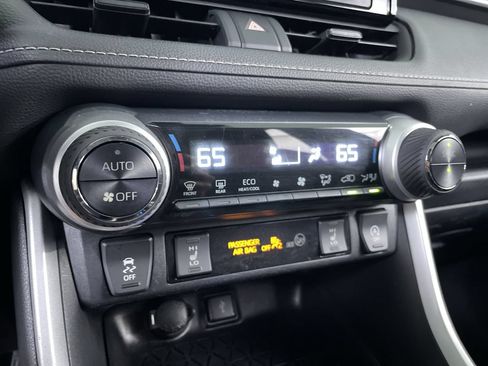 Used 2021 Toyota RAV4 XLE w/ Convenience Package AWD/4WD image 16