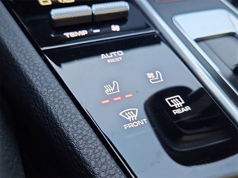 Certified 2023 Porsche Cayenne Platinum Edition image 24