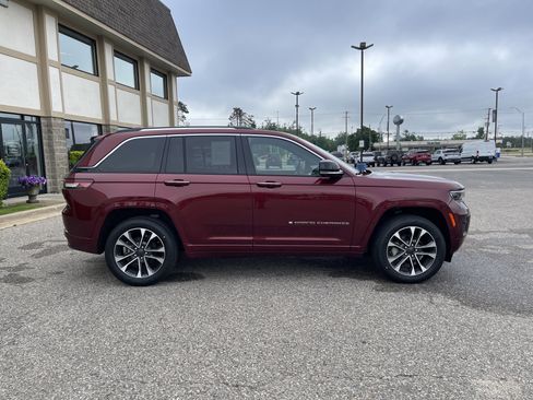Used 2023 Jeep Grand Cherokee Overland w/ Adv Protech Group III AWD/4WD image 2