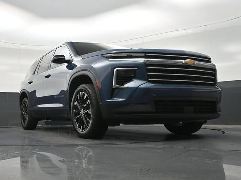 Used 2025 Chevrolet Traverse LT w/ Sun and Wheel Package FWD image 31