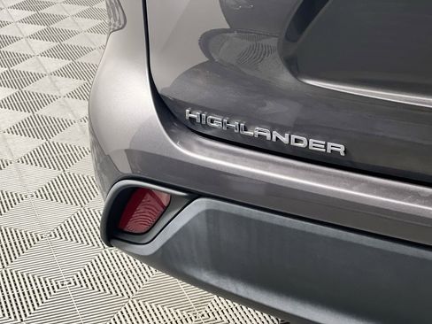 Used 2023 Toyota Highlander LE image 5