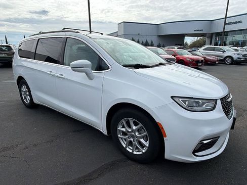 Used 2022 Chrysler Pacifica Touring-L w/ Uconnect Theater Family Group image 2