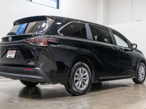 Used 2024 Toyota Sienna LE image 9