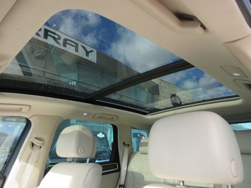 Used 2017 Volkswagen Touareg Executive image 18